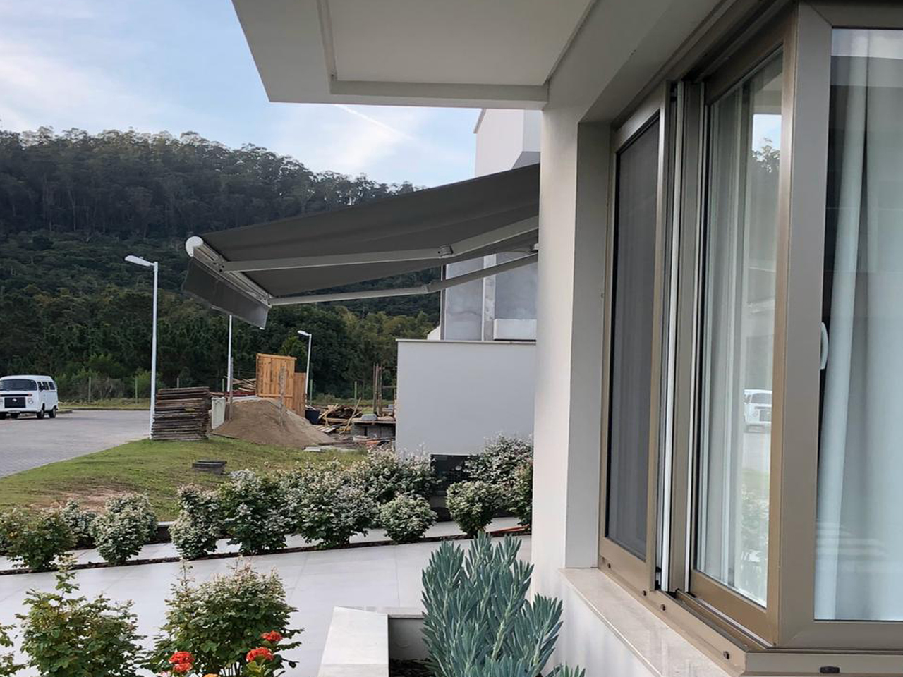 toldos articulados sob medida com sensor de ventos até 60 km